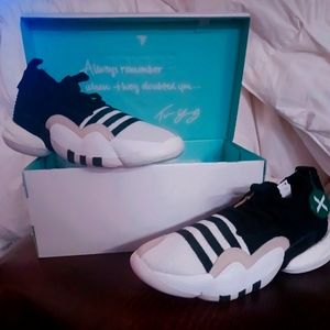 TRAE YOUNG 2 MENS     9 1/2.